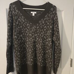 Nine West V-Neck Sweater in Gray Leopard Print